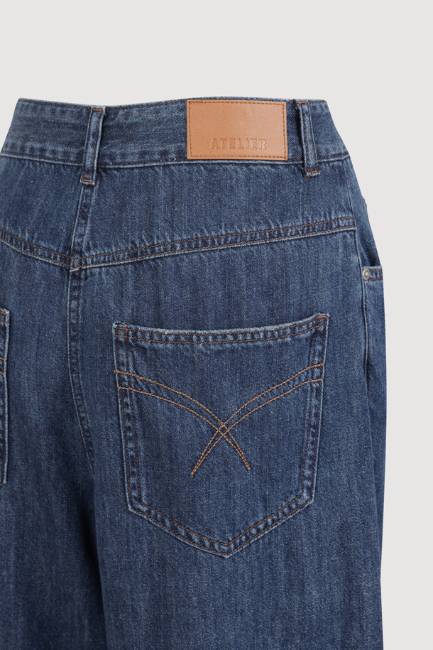 [Re-Order] [아뜰리에] 리본 포인트 데님 팬츠는 여성용 데님 팬츠로, 봄/가을 계절에 어울리는 캐주얼 스타일의 와이드핏 맥시 기장 바지입니다. 블루 컬러의 무지 데님 소재로 제작되었으며, 리본 디테일이 포인트로 더해져 여성스러운 느낌을 줍니다. 지퍼 클로징 방식이며, 로고 캔톤, 리벳 장식, 뒷면 개발 텍션지, 뒷 포켓 자수 등 섬세한 디테일이 돋보입니다. 데이트룩, 모임룩, 캐주얼, 미니멀, 클래식 스타일을 연출하기 좋습니다.
