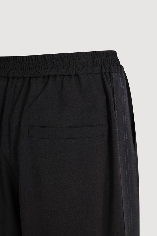 [Re-Order] Waist Point Side Colored Banding Pants (black)는 여성용으로, 캐주얼한 무드의 여름 긴 기장 와이드 밴딩 팬츠입니다. 얇고 루즈한 TR 소재로 제작되어 편안한 착용감을 선사하며, 블랙 컬러에 사이드 배색 디테일과 앞중심 라벨 디테일로 포인트를 더했습니다. 허리 밴딩으로 편안함을 더하고, 무지 디자인으로 어떤 상의와도 쉽게 매치하여 데일리룩을 완성할 수 있습니다.

