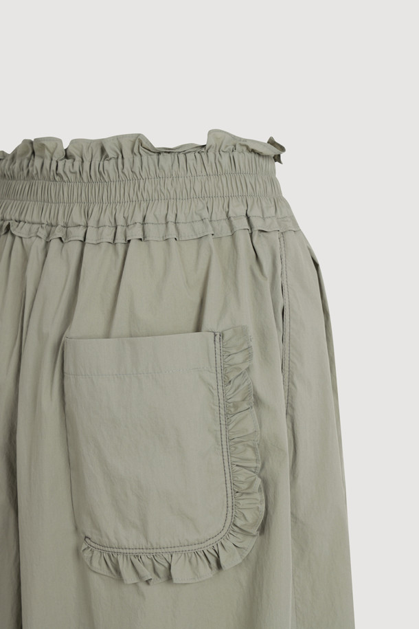라이트 카키 컬러의 Tuck Point Wide Banding Pants는 여성용 와이드 팬츠입니다. 허리 턱과 셔링 디테일, 포켓 배색 스티치로 포인트를 더해 캐주얼하면서도 클래식한 무드를 선사하며, 봄, 여름 시즌 얇은 면 혼방 소재로 편안하게 착용 가능합니다. 루즈핏의 맥시 기장으로 웨어러블하게 연출할 수 있는 데일리 팬츠입니다.
