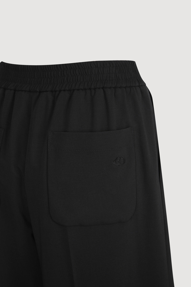 Tuck Point Back Banding Wide Pants (black)는 편안한 착용감을 선사하는 여성용 와이드 팬츠입니다. 앞 중심 지퍼와 턱 디테일로 세련된 포인트를 더했으며, 뒷 포켓 엠블럼 자수와 뒷밴딩 디자인으로 활동성을 높였습니다. 봄, 여름, 가을 3계절 활용 가능한 블랙 컬러의 맥시 기장, 베이직하고 캐주얼한 스타일의 웨어러블 아이템입니다.

