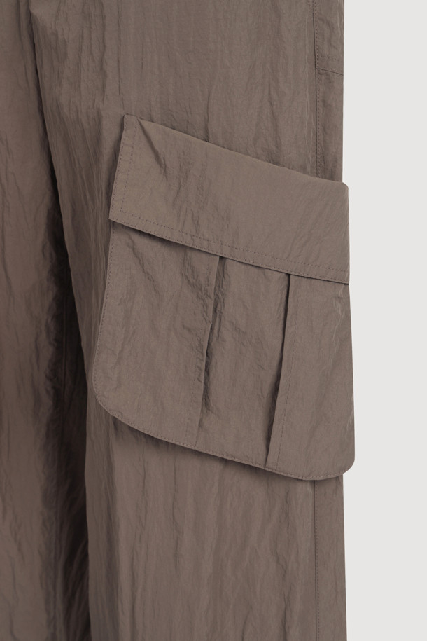 **Pocket Point Back Banding 조거 팬츠 (brown)**는 캐주얼한 스타일의 조거핏 바지로, 편안한 착용감을 선사합니다. 나일론 소재로 제작되어 바스락거리는 촉감이 특징이며, 뒤 허리 밴딩으로 활동성을 높였습니다. 밑단 스트링과 양옆 아웃포켓 디테일로 실용성을 더한 데일리 아이템입니다.
