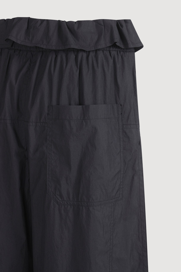 Obi Point Back Banding Pants (black)는 여성분들을 위한 캐주얼 와이드 팬츠입니다. 면 혼방 소재로 제작되어 봄, 여름 시즌에 시원하게 착용 가능하며, 허리 덧장 디테일과 뒷밴딩으로 편안한 착용감을 제공합니다. 루즈핏의 맥시 기장 블랙 컬러 무지 디자인으로, 다양한 상의와 매치하여 폭넓은 스타일을 연출할 수 있습니다.
