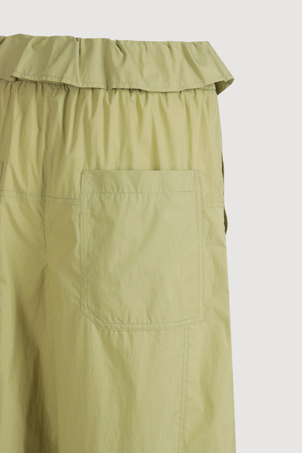 올리브 컬러의 Obi Point Back Banding Pants는 면 혼방 소재의 와이드 팬츠로, 봄, 여름에 시원하게 착용하기 좋습니다. 허리 덧장 디테일과 뒷밴딩으로 편안함을 더했으며, 루즈 핏과 맥시 기장으로 캐주얼한 스타일을 연출합니다. 데일리룩에 활용하기 좋은 무지 디자인의 와이드 팬츠입니다.
