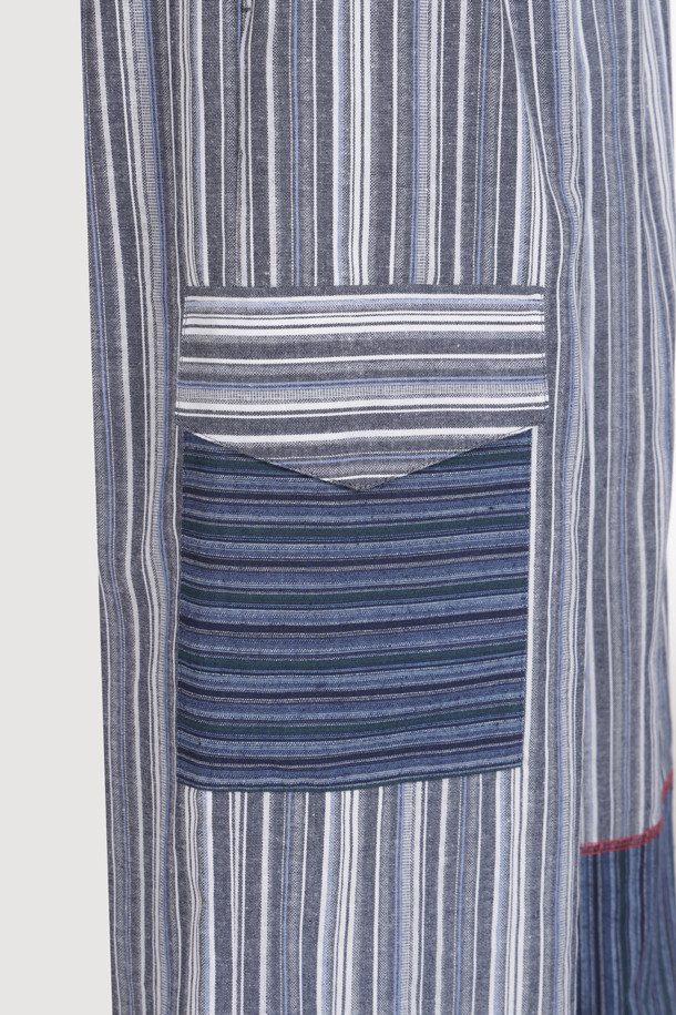 Stripe Mix Banding Pants (blue)는 시원한 여름을 위한 여성 와이드 팬츠입니다. 부드러운 면 소재에 서로 다른 스트라이프 패턴을 믹스하여 캐주얼한 스타일을 연출하며, 밴딩 허리 디자인으로 편안한 착용감을 선사합니다. 블루 컬러에 컬러 배색 스티치와 포켓 디테일이 더해져 디자인의 완성도를 높인 루즈핏 긴바지입니다.
