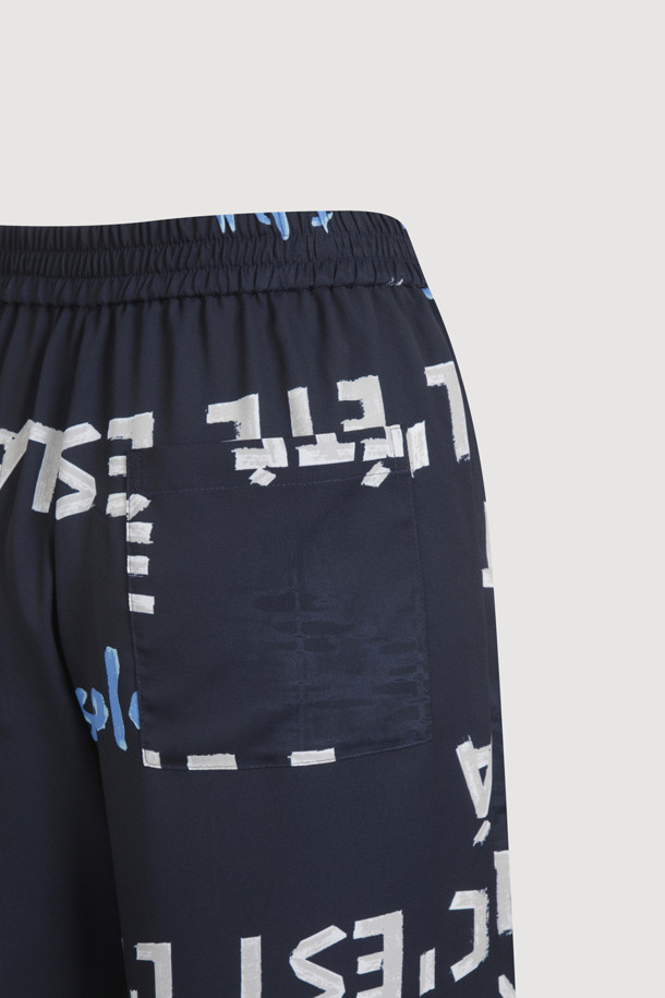 다크 네이비 컬러의 Side Coloring Print Banding Pants는 시원한 폴리에스터 소재로 제작되어 여름철에도 쾌적하게 착용할 수 있습니다. 와이드 핏으로 편안함을 강조하며, 옆라인 스트라이프 배색과 럭키슈에뜨 레터링 프린트가 캐주얼한 스타일을 연출합니다. 맥시 기장의 와이드 팬츠로, 밴딩 처리되어 활동성 또한 높습니다.
