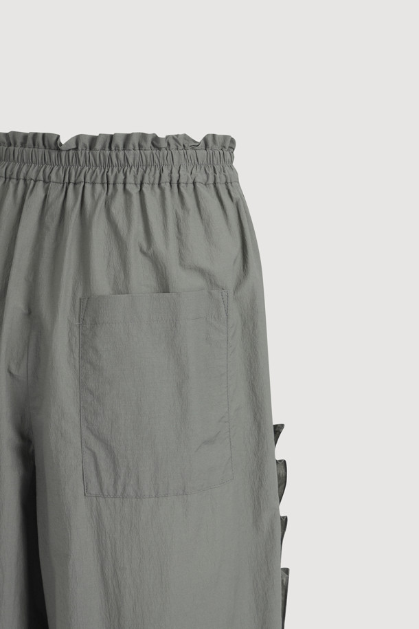 Frill Point Banding Pants (khaki)는 캐주얼한 스타일의 와이드 핏 팬츠입니다. 나일론 소재로 제작되었으며, 양옆 언밸런스 셔링 디테일과 워싱 가공으로 독특한 디자인을 더했습니다. 맥시 기장의 와이드 팬츠로, 허리 밴딩 처리되어 편안하게 착용할 수 있습니다.

