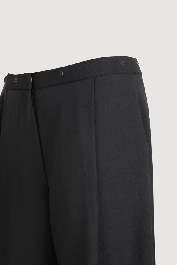 체크 레이어드 탈부착 팬츠 (다크 그레이)는 유니크하고 스마트 캐주얼 스타일을 선호하는 분들을 위한 바지입니다. 일자핏 맥시 기장으로, 탈부착 가능한 덧장 미니스커트와 러플 디테일이 특징입니다. 앞 중심 지퍼와 스냅 여밈으로 편안한 착용감을 제공하며, 폴리 및 울 혼방 소재로 제작되었습니다. 다크 그레이 컬러의 체크 패턴이 돋보이며, 동일 소재 자켓과 함께 코디하여 클래식, 미니멀, 시크한 스타일을 연출할 수 있습니다. 데이트룩, 모임룩, 카페룩 등 다양한 TPO에 활용하기 좋습니다.
