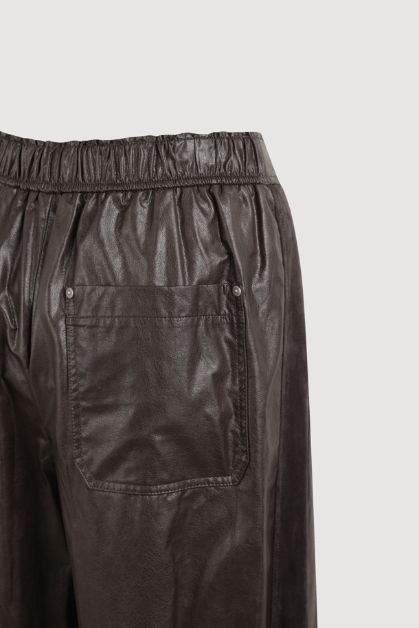 셔링 포인트 백 밴딩 페이크 레더 팬츠 (브라운)는 가을, 겨울 시즌 여성의 캐주얼, 시크, 미니멀 스타일을 완성하는 와이드 핏 가죽 팬츠입니다. 부드러운 촉감의 인조가죽 소재에 셔링 디테일과 뒷밴딩, 앞 중심 지퍼 디자인이 더해져 유니크하면서도 편안한 착용감을 제공합니다. 맥시 기장으로 다리 라인을 자연스럽게 커버하며, 브라운 컬러가 세련된 분위기를 연출합니다. 일상, 모임, 데이트 등 다양한 TPO에 활용하여 멋스러운 겨울 데일리룩을 연출해보세요. 루즈핏으로 편안함과 스타일을 동시에 잡았습니다.
