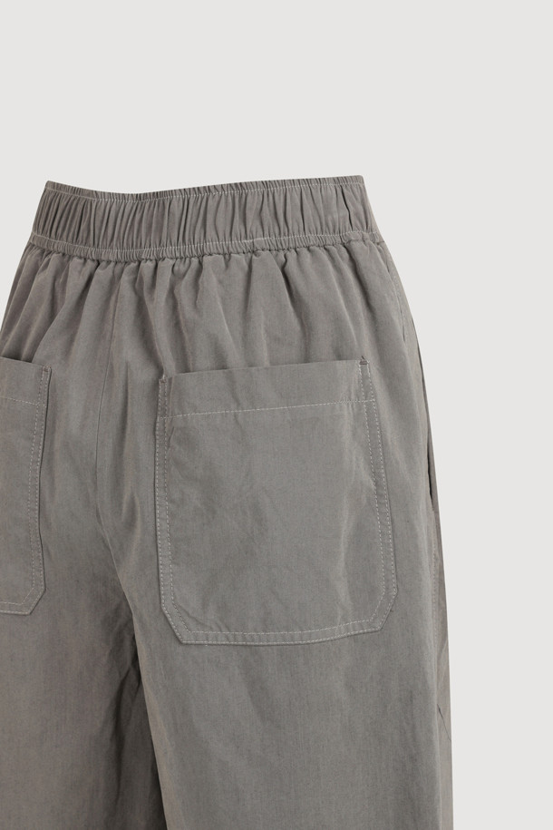 셔링 포인트 백 밴딩 코튼 팬츠 (카키)는 부드러운 면 소재로 제작되어 편안한 착용감을 선사합니다. 뒷밴딩 처리로 허리 부분의 편안함을 더했으며, 셔링 디테일로 포인트를 주어 캐주얼한 무드를 연출합니다. 와이드핏과 맥시 기장으로 다리가 길어 보이는 효과를 주며, 앞 중심 지퍼로 깔끔한 마무리를 더했습니다. 봄, 여름, 가을 계절에 동네 마실룩이나 산책룩 등 편안한 일상 스타일을 완성하기 좋습니다.
