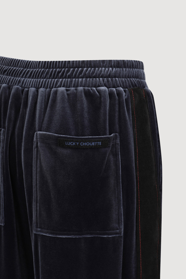 [Re-Order] 사이드 컬러웨이 벨벳 밴딩 팬츠 (블루)는 부드러운 벨벳 소재로 제작되어 포근한 착용감을 선사하는 유니섹스 와이드 핏 팬츠입니다. 가을, 겨울 시즌에 어울리는 두꺼운 두께감과 맥시 기장으로, 캐주얼 및 스트릿 스타일을 연출하기 좋습니다. 허리 밴딩으로 편안함을 더했으며, 사이드 배색 디테일과 컬러 스티치, 뒷 포켓으로 포인트를 더했습니다. 데일리룩, 집콕룩, 동네 마실룩 등 다양한 TPO에 활용할 수 있는 웨어러블한 디자인이 특징입니다. 루즈핏으로 편안하게 즐길 수 있는 아이템입니다.
