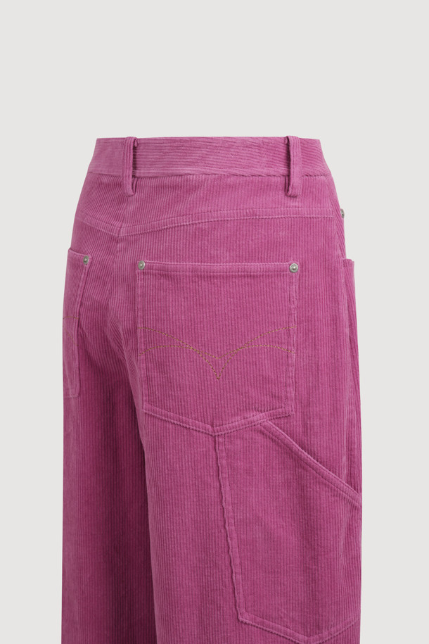 [Re-Order] 컬러 포인트 코듀로이 팬츠 (핑크)는 여성용 코듀로이 팬츠로, 가을과 겨울에 따뜻하게 입을 수 있습니다. 핑크 컬러의 무지 디자인에 테이퍼드 핏으로, 빈티지하면서도 캐주얼한 스타일을 연출합니다. 맥시 기장의 두꺼운 코듀로이 소재로 제작되었으며, 앞 중심 지퍼, 로고 캔톤, 리벳 장식, 뒤 포켓 자수 디테일이 특징입니다. 데이트룩, 모임룩 등 다양한 TPO에 활용 가능하며, 캐주얼, 클래식, 레트로 스타일을 즐기는 분들께 추천합니다.
