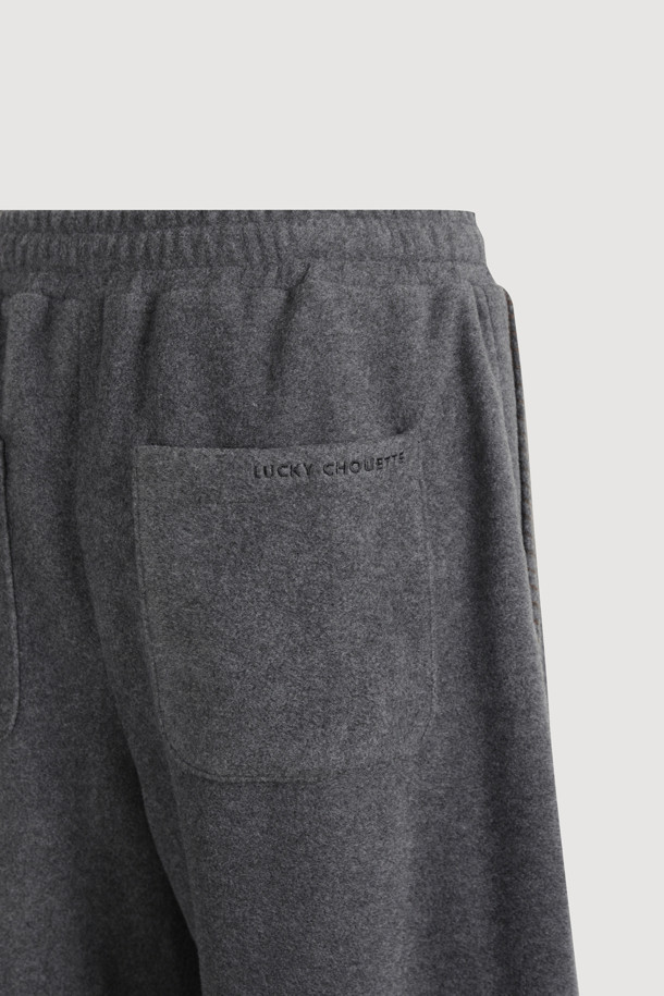 [Re-Order] 프릴 포인트 밴딩 팬츠 (grey)는 부드러운 플리스 소재의 와이드 핏 바지입니다. 톤 다운된 grey 컬러로 어떤 상의에도 쉽게 매치하여 캐주얼, 미니멀, 클래식 스타일을 연출할 수 있습니다. 허리 밴딩 처리로 편안한 착용감을 선사하며, 밑단 프릴 디테일이 여성스러운 포인트를 더합니다. 뒷 포켓 레터링 자수로 밋밋함을 덜었으며, 넉넉한 루즈핏과 긴 기장으로 가을, 겨울철 따뜻하게 즐겨 입기 좋습니다. 동일 소재 점퍼와 세트로 더욱 스타일리시하게 연출해 보세요. 집콕룩, 산책룩, 여행룩 등 다양한 TPO에 활용 가능합니다.
