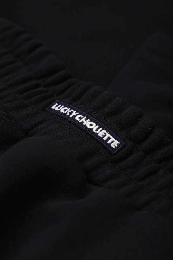 레이어드 스커트 져지 밴딩 팬츠 (블랙)는 편안함과 스타일을 동시에 잡은 여성용 바지입니다. 부드러운 져지 소재로 제작되어 사계절 내내 활용 가능하며, 루즈핏으로 편안한 착용감을 선사합니다. 허리 부분의 밴딩 처리와 레터링 자수 디테일, 프릴 디테일이 더해져 캐주얼하면서도 여성스러운 분위기를 연출합니다. 집콕룩, 산책룩, 여행룩 등 다양한 TPO에 활용 가능하며, 미니멀하고 캐주얼한 스타일을 선호하는 분들께 추천합니다. 무지 디자인의 블랙 컬러로 어떤 상의와도 쉽게 매치할 수 있어 활용도가 높습니다.
