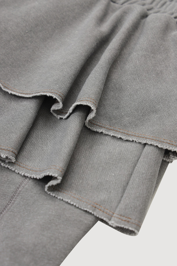 레이어드 스커트 져지 밴딩 팬츠 (그레이)는 캐주얼하고 미니멀한 스타일을 연출하는 여성 의류입니다. 부드러운 쮸리 소재로 제작되어 편안한 착용감을 선사하며, 봄, 가을에 적합합니다. 루즈핏의 긴 기장 바지로, 일상복뿐만 아니라 여행룩, 산책룩으로도 활용하기 좋습니다. 미니 스커트가 레이어드된 디자인과 허리 레터링 자수, 프릴 디테일이 포인트이며, 밴딩 처리로 편안함을 더했습니다. 여유 있는 핏으로 활동성을 높인 실용적인 아이템입니다.
