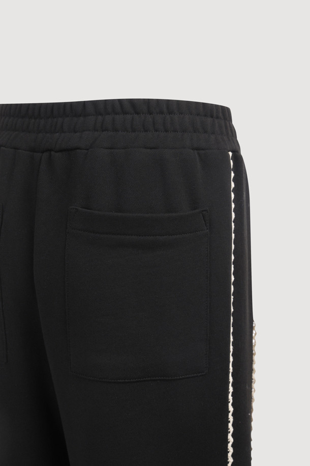 허리 테이프 져지 밴딩 팬츠 (블랙)는 캐주얼, 스트릿 스타일을 연출하기 좋은 밴딩 바지입니다. 일상, 집콕, 산책, 여행 등 다양한 상황에서 편안하게 착용할 수 있습니다. 양 사이드 절개 배색과 허리 레터링 자수, 장식 테이프 디테일이 돋보이며, 루즈핏으로 활동성을 높였습니다. 져지 소재로 제작되어 편안한 착용감을 제공하며, 웨어러블 아이템으로 활용도가 높습니다.
