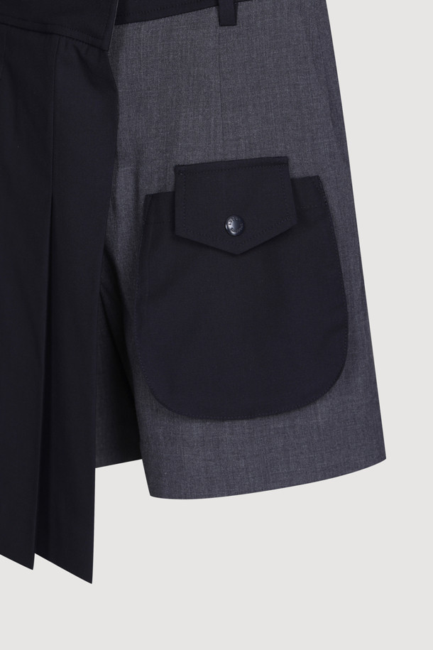 마테리얼 믹스 플리츠 쇼츠 (다크 네이비)는 유니크하면서도 클래식한 무드를 자아내는 여성 숏팬츠입니다. 부드러운 폴리에스터와 레이온 소재를 믹스하여 편안한 착용감을 선사하며, 무릎 위 기장의 A라인 핏으로 다리가 길어 보이는 효과를 줍니다. 스커트처럼 보이는 플리츠 디테일과 입체 포켓 디자인이 특징이며, 데이트룩, 카페룩, 모임룩 등 다양한 TPO에 맞춰 클래식, 미니멀, 걸리시 스타일을 연출할 수 있습니다. 간절기에 활용하기 좋은 아이템입니다.
