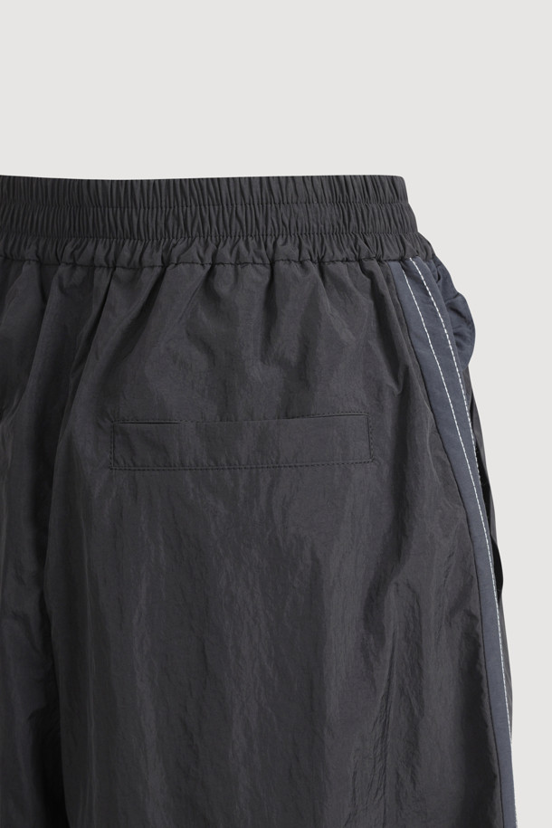 [Re-Order] 사이드 프릴 밴딩 미디 팬츠 (다크 블랙)는 캐주얼과 페미닌 무드를 동시에 연출하는 여성 미디 팬츠입니다. 다크 블랙 컬러의 무지 디자인으로 어떤 상의와도 잘 어울립니다. 루즈핏으로 편안한 착용감을 선사하며, 허리 밴딩과 사이드 프릴 디테일이 특징입니다. 동네 마실룩이나 가벼운 외출에 적합한 아이템입니다. 봄, 가을 시즌에 활용하기 좋은 스타일로, 미니멀한 룩을 연출하기 좋습니다.
