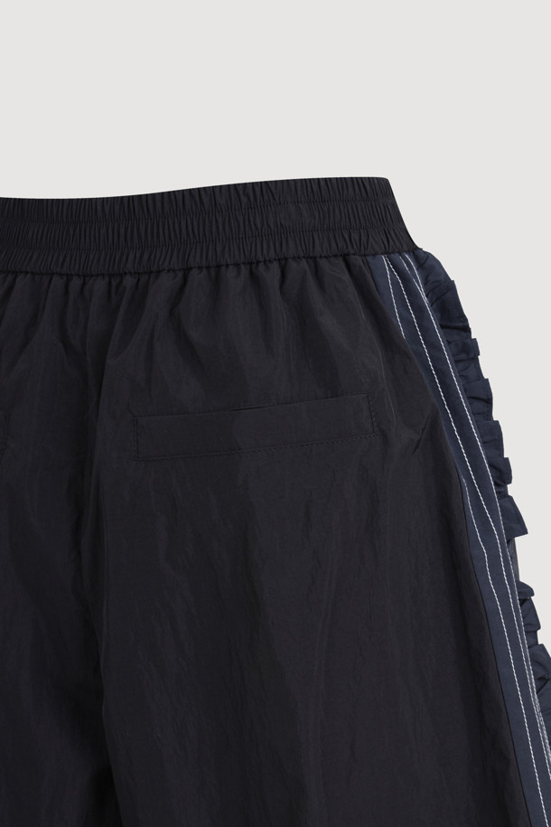 **[Re-Order] Side Frill Banding Midi Pants (black)는 캐주얼과 페미닌 무드를 동시에 연출하는 여성용 미디 기장의 바지입니다.** 다크 블랙 컬러에 루즈핏으로 여유로운 착용감을 선사하며, 사이드 프릴 디테일과 배색으로 포인트를 더했습니다. 밴딩 처리되어 편안하게 착용할 수 있으며, 사계절 내내 활용 가능한 웨어러블한 디자인이 특징입니다.
