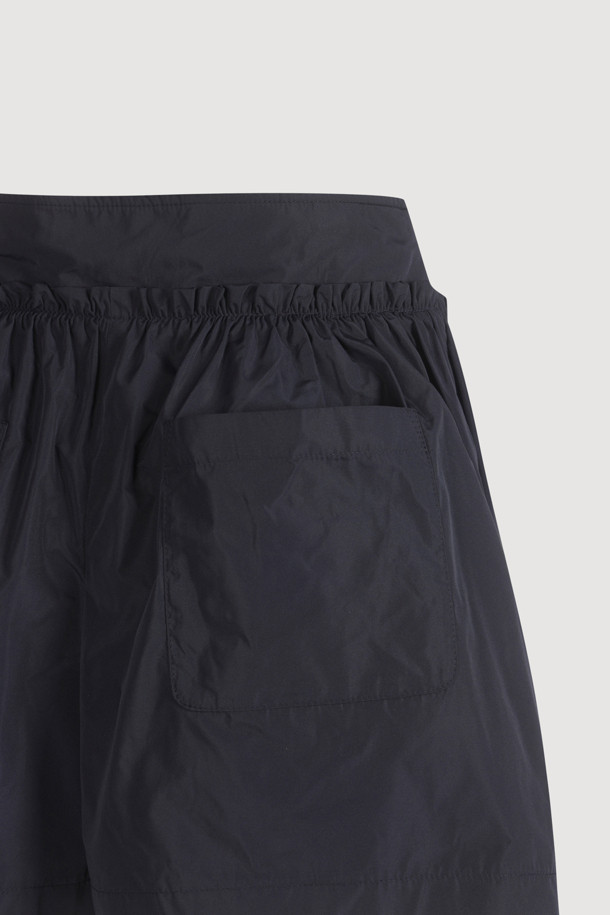 Pocket Point Shorts (dark navy)는 가볍고 시원한 착용감을 선사하는 여성용 숏팬츠입니다. 구김에 강한 폴리에스터 소재로 제작되었으며, 캐주얼한 스타일 연출에 용이합니다. 셔링 포켓 디테일과 앞중심 지퍼 디테일이 특징이며, 레귤러핏으로 편안하게 착용 가능합니다.
