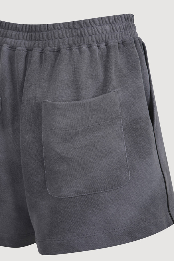 Obi Point 져지 밴딩 쇼츠 (grey)는 부드러운 져지 소재로 제작된 여성용 숏팬츠입니다. 루즈핏에 얇은 두께감으로 편안한 착용감을 선사하며, 양옆 배색 라인과 앞 중심 개발 라벨 포인트로 캐주얼하면서도 스포티한 스타일을 연출합니다. 허리 밴딩 처리로 활동성을 높였으며, 여름철 일상복으로 활용하기 좋습니다.
