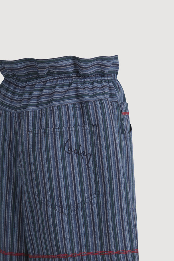 다크 네이비 컬러의 Stripe Inside Banding Shorts는 여름철 시원하게 입기 좋은 여성 숏팬츠입니다. 부드러운 면 소재에 허리 속 밴딩 처리로 편안한 착용감을 제공하며, 컬러 배색 스티치와 스트라이프 패턴이 캐주얼한 스타일을 연출합니다. 레귤러핏으로 제작되어 어떤 상의에도 잘 어울리는 데일리 아이템입니다.
