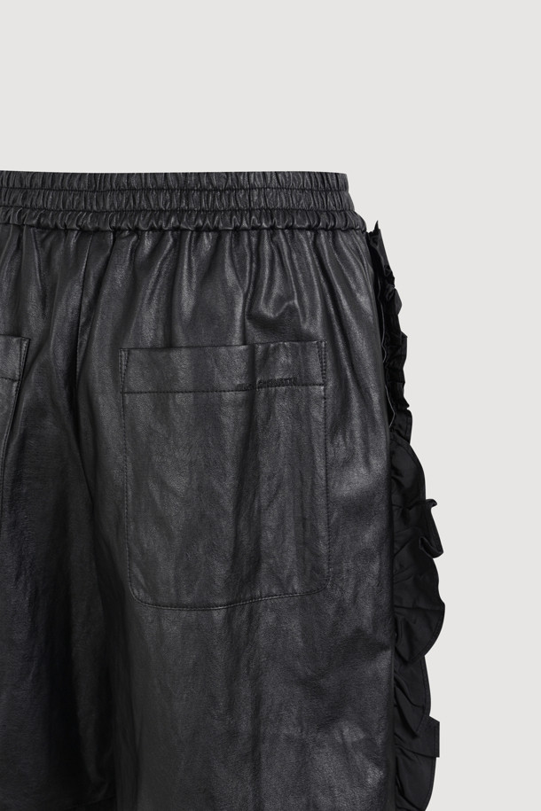 [Re-Order] 페이크 레더 밴딩 미디 팬츠 (블랙)는 부드러운 촉감의 인조 가죽 소재로 제작되어 사계절 내내 활용 가능한 미디 기장의 여성 바지입니다. 루즈핏 실루엣과 밴딩 허리로 편안한 착용감을 선사하며, 캐주얼 및 우아한 스타일을 모두 연출할 수 있습니다. 사이드 프릴 디테일과 뒷 포켓 레터링 자수가 디자인의 포인트를 더해줍니다. 데이트룩, 미니멀, 클래식 스타일을 즐겨 입는 분들께 추천하는 아이템입니다.
