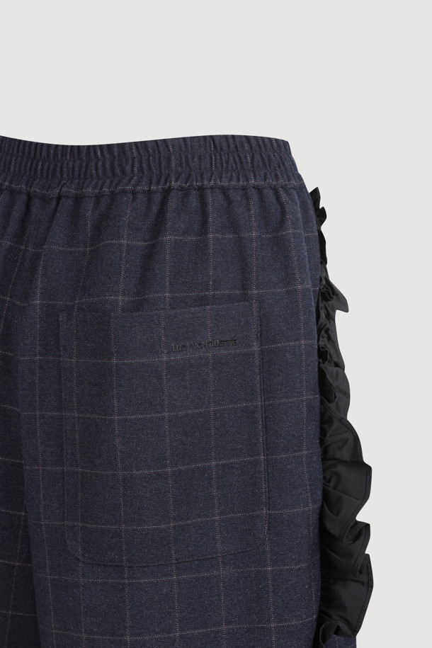 프릴 포인트 체크 미디 쇼츠 (네이비)는 여성스러운 무드를 연출하는 미디 기장의 숏팬츠입니다. 데님 소재에 체크 패턴이 더해져 캐주얼하면서도 여성스러운 스타일을 완성합니다. 허리 밴딩으로 편안한 착용감을 제공하며, 여유 있는 루즈핏으로 활동성을 높였습니다. 사이드 프릴 디테일과 뒷 포켓 레터링 자수가 포인트이며, "동네 마실룩", "데이트룩", "쇼핑룩"에 잘 어울립니다. 네이비 컬러로 다양한 상의와 매치하기 용이하며, 이염에 주의하여 착용하십시오.
