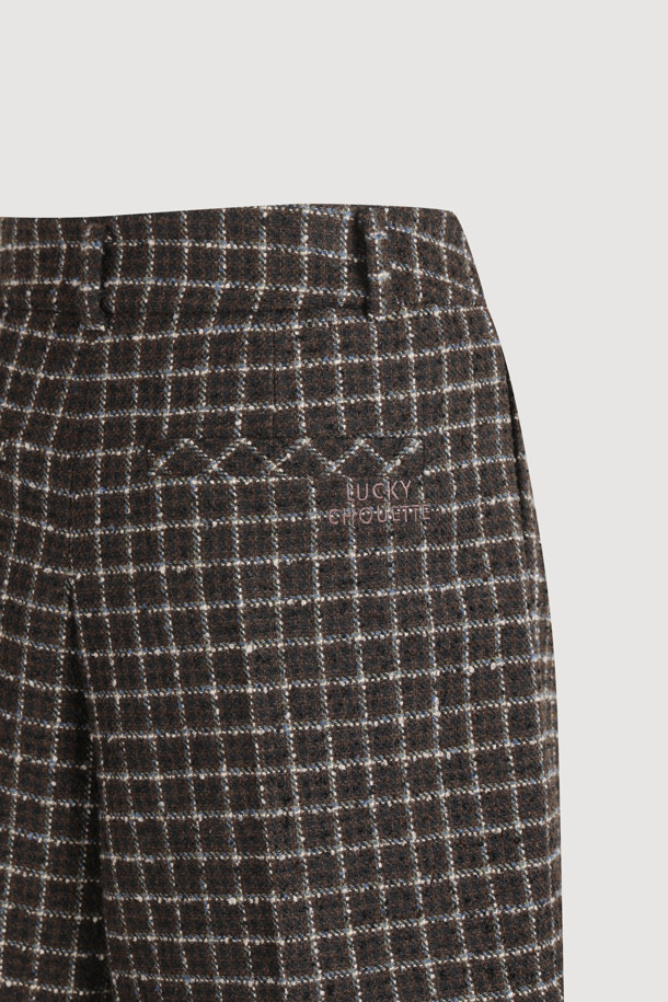 "턱 포인트 솔리드 쇼츠"는 봄, 여름 시즌에 어울리는 여성용 반바지입니다. 멀티 컬러 체크 패턴과 루즈핏으로 클래식하면서도 베이직한 스타일을 연출합니다. 울 소재로 제작되어 고급스러운 느낌을 주며, 허리 안쪽 배색과 뒤 포켓 레터링 자수가 돋보입니다. 앞 중심 지퍼, 턱 디테일이 있으며, 여유있는 핏으로 편안하게 착용 가능합니다. 데이트룩, 모임룩, 비즈니스 캐주얼에 적합하며, 미니멀하고 시크한 스타일을 완성합니다.
