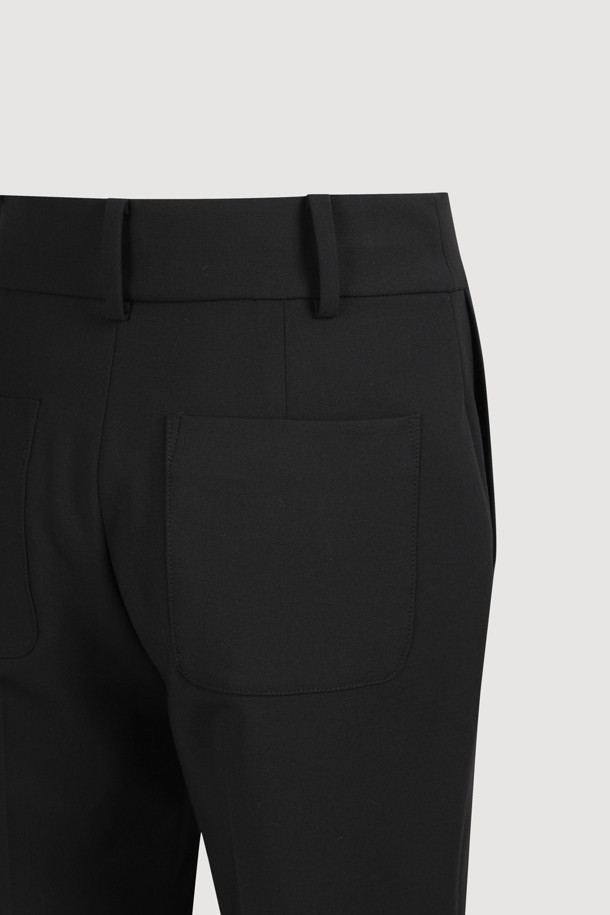 리본 포인트 카프리 쇼츠는 여성용 5부 기장의 슬림핏 버뮤다 숏 팬츠입니다. 일상룩, 데이트룩, 여행룩에 모두 잘 어울리는 캐주얼 스타일의 블랙 색상 반바지로, 사이드 슬릿과 앞 중심 지퍼 디테일이 특징입니다. 벨벳 리본으로 포인트를 주어 미니멀하면서도 클래식한 무드를 연출합니다. 봄, 여름 시즌에 시원하게 착용하기 좋으며, 다양한 상의와 매치하여 스타일리시한 룩을 완성할 수 있습니다.
