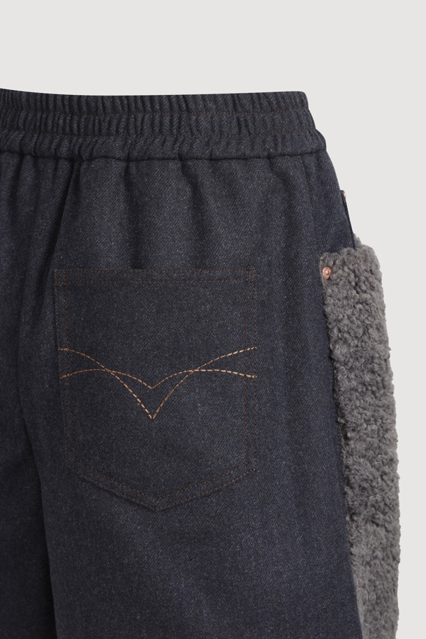 페이크 퍼 믹스 백 밴딩 쇼츠 (멀티 컬러)는 데님라이크 울 혼방 소재와 페이크 퍼의 조화가 돋보이는 여성 숏팬츠입니다. 뒷밴딩 처리로 편안한 착용감을 선사하며, 앞 중심 지퍼 디테일로 깔끔한 디자인을 완성했습니다. 숏 기장과 세미 A라인 핏으로 다리가 길어 보이는 효과를 주며, 두꺼운 두께감으로 가을, 겨울 시즌에 따뜻하게 착용할 수 있습니다. 캐주얼, 클래식, 미니멀 스타일을 모두 소화 가능하며 모임룩, 연말 모임룩으로도 활용하기 좋습니다. 부드러운 촉감과 멀티 컬러 배색으로 개성 있는 스타일을 연출해보세요. 단, 필링에 주의하여 관리해야 합니다.
