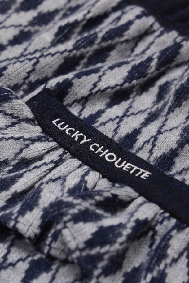 아르가일 밴딩 쇼츠 (네이비)는 부드러운 기모 소재와 루즈핏으로 편안한 착용감을 선사하는 여성 숏팬츠입니다. 캐주얼, 미니멀, 클래식 스타일을 아우르며, 집콕룩과 산책룩에 모두 잘 어울립니다. 허리 배색 디테일과 포켓 프릴 장식, 레터링 자수가 돋보이며, 아가일 패턴이 포인트를 더합니다. 두꺼운 두께감으로 겨울철에도 따뜻하게 입을 수 있으며, 밴딩 처리로 편안함을 더했습니다. 단, 필링에 주의하여 관리해야 합니다.
