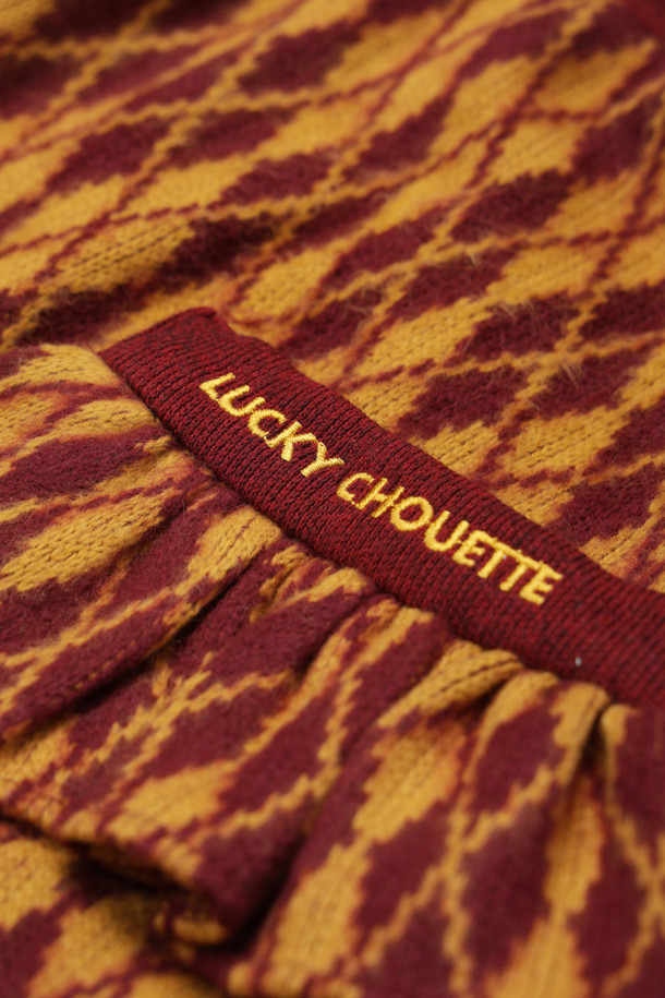 아르가일 밴딩 쇼츠(와인)는 포근한 기모 안감으로 따뜻함을 더한 여성용 반바지입니다. 캐주얼, 미니멀, 클래식 스타일을 아우르는 디자인으로, 집콕룩과 산책룩 모두에 잘 어울립니다. 와인 컬러에 아가일 패턴이 더해져 포근하고 부드러운 느낌을 주며, 루즈핏으로 편안한 착용감을 선사합니다. 허리 배색과 포켓 프릴 디테일, 레터링 자수 포인트가 돋보이며, 밴딩 처리로 편안함을 더했습니다. 겨울철, 스타일리시하고 따뜻하게 연출해보세요.
