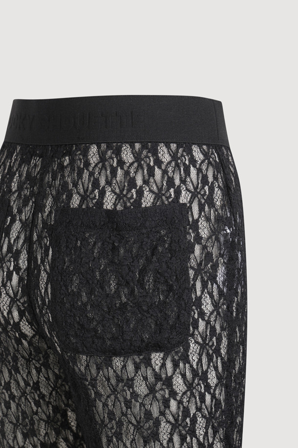 [Atelier] 바이커 밴딩 쇼츠 (멀티 컬러)는 유니크하고 캐주얼한 스타일을 연출해주는 무릎 기장의 슬림핏 숏팬츠입니다. 옆라인 지퍼 디테일과 허리 레터링, 밑단 턱 디테일이 특징이며, 신축성 있는 소재와 레이스 소재가 사용되어 편안한 착용감을 제공합니다. 밴딩 처리로 더욱 활동적이며, 레이어드하여 다양한 스타일을 연출할 수 있습니다. 일상, 동네 마실룩, 휴가룩 등 다양한 TPO에 활용하기 좋은 아이템입니다. 멀티 컬러 디자인으로 개성 있는 스타일을 완성해 보세요.
