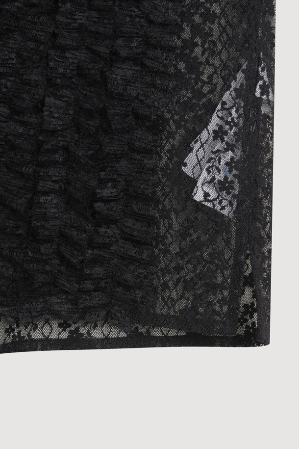 레이스 프릴 반소매 블라우스 (블랙)는 여성스러운 매력을 강조하는 블라우스입니다. 클래식하고 페미닌한 스타일로, 데이트룩, 카페룩, 모임룩에 잘 어울립니다. 얇은 두께의 블랙 컬러 레이스 소재로 제작되어 시원하고 은은한 분위기를 연출합니다. V넥 라인과 일자핏 디자인으로, 프릴 디테일과 러플 장식이 더해져 로맨틱한 무드를 선사합니다. 앞면 버튼 여밈으로 간편하게 착용할 수 있습니다.
