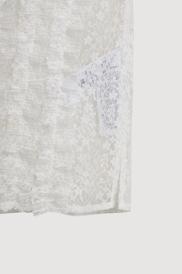 레이스 프릴 하프 슬리브 블라우스 (화이트)는 여성스러운 무드를 연출하는 블라우스입니다. 봄, 여름 시즌에 어울리는 일자핏 블라우스로, 클래식 스타일을 선호하는 분들께 추천합니다. 은은한 레이스 조직과 러플 장식, 브이넥 디자인이 특징이며, 앞 중심 단추 여밈으로 간편하게 착용할 수 있습니다. 데이트룩, 카페룩, 모임룩 등 다양한 TPO에 활용 가능하며, 미니멀, 로맨틱 스타일을 즐기는 분들께도 잘 어울립니다.
