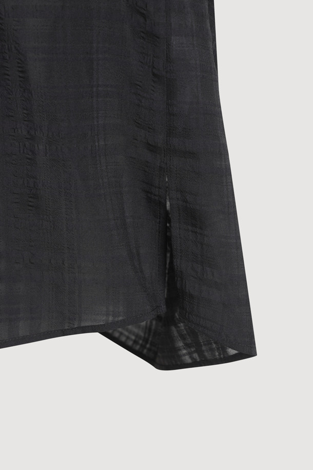 **러플 포인트 체크 블라우스 (블랙)**

페미닌한 무드의 여성 블라우스입니다. 봄, 여름 시즌에 어울리는 얇은 두께감의 폴리에스테르, 레이온 혼방 소재로 제작되었습니다. 루즈핏에 V넥 디자인이며, 러플 디테일과 비대칭 네크라인이 특징입니다. 반소매 소매 셔링과 뒷넥 단추 여밈으로 여성스러운 포인트를 더했습니다. 데이트룩, 카페룩, 모임룩 등 다양한 TPO에 클래식, 미니멀, 로맨틱 스타일로 연출하기 좋습니다.
