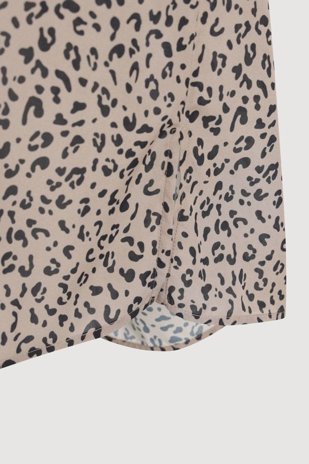 **Ruffle Point Leopard 블라우스 (브라운)**

페미닌하고 클래식한 무드를 연출하는 Ruffle Point Leopard 블라우스입니다. 브라운 컬러의 레오파드(호피) 패턴이 특징이며, 봄, 여름, 가을 계절에 활용하기 좋습니다. 루즈핏으로 편안하게 착용 가능하며, 비대칭 네크라인과 긴소매, 소매 셔링, 볼륨감있는 디자인이 돋보입니다. 뒷넥 단추 여밈으로 간편하게 탈착용할 수 있으며, 데이트룩, 카페룩, 모임룩 등 다양한 TPO에 맞춰 클래식, 로맨틱, 미니멀 스타일을 연출해보세요.
