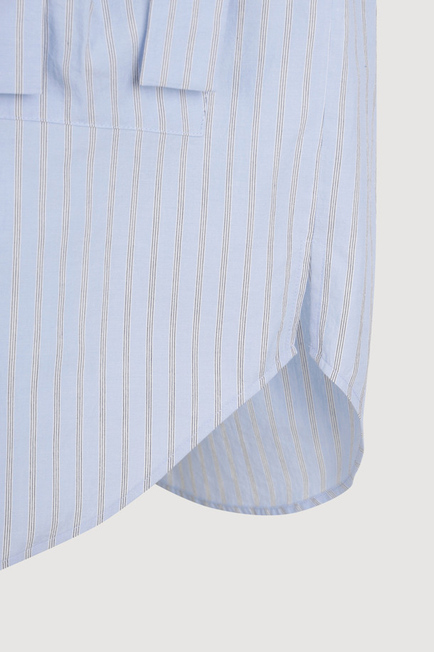 리본 포인트 스트라이프 셔츠 블라우스 (블루)는 클래식한 무드의 여성 셔츠/블라우스입니다. 산뜻한 블루 컬러에 면 소재로 제작되어 봄, 여름 시즌에 시원하게 착용하기 좋습니다. 차이나 칼라와 반소매 디자인으로 단정하면서도 세련된 느낌을 주며, 오버핏으로 편안한 착용감을 선사합니다. 스트라이프 패턴과 리본, 포켓, 단추 디테일이 더해져 밋밋하지 않게 포인트를 더했으며, 데이트룩, 출근룩 등 다양한 TPO에 활용 가능합니다. 미니멀, 캐주얼 스타일을 즐겨 입는 분들께 추천합니다.
