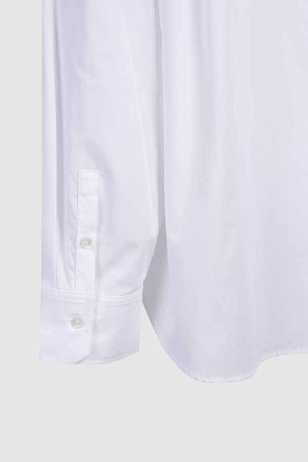 리본 포인트 스트라이프 셔츠 블라우스 (블루)는 여성스러운 무드와 캐주얼함을 동시에 연출하는 셔츠 블라우스입니다. 봄, 여름, 가을 계절에 활용하기 좋은 얇은 두께감으로, 오버핏 실루엣과 긴 소매가 편안하면서도 스타일리시한 핏을 선사합니다. 블루와 화이트 컬러의 스트라이프 패턴이 시원하고 산뜻한 느낌을 주며, 카라넥과 앞 중심 단추 여밈으로 깔끔한 디자인을 완성합니다. 빅 리본 장식과 포켓 디테일이 페미닌한 포인트를 더해 데이트룩, 모임룩 등 다양한 TPO에 활용 가능하며, 캐주얼, 미니멀, 로맨틱 스타일을 모두 소화할 수 있습니다.
