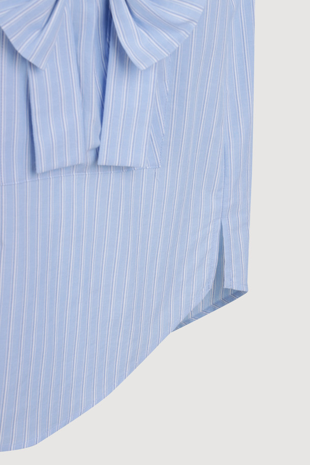 리본 포인트 스트라이프 셔츠 블라우스 (블루)는 여성스러운 무드를 연출하는 셔츠/블라우스입니다. 얇은 두께감과 긴 소매 기장으로 봄, 여름에 시원하게 착용하기 좋습니다. 페미닌한 스타일의 오버핏 셔츠로, 데이트룩, 모임룩에 잘 어울립니다. 카라넥 디자인에 리본 포인트, 포켓 디테일이 더해져 로맨틱하고 클래식한 분위기를 자아냅니다. 앞 중심 단추 여밈과 오픈 클로징으로 편안하게 입을 수 있는 제품입니다.
