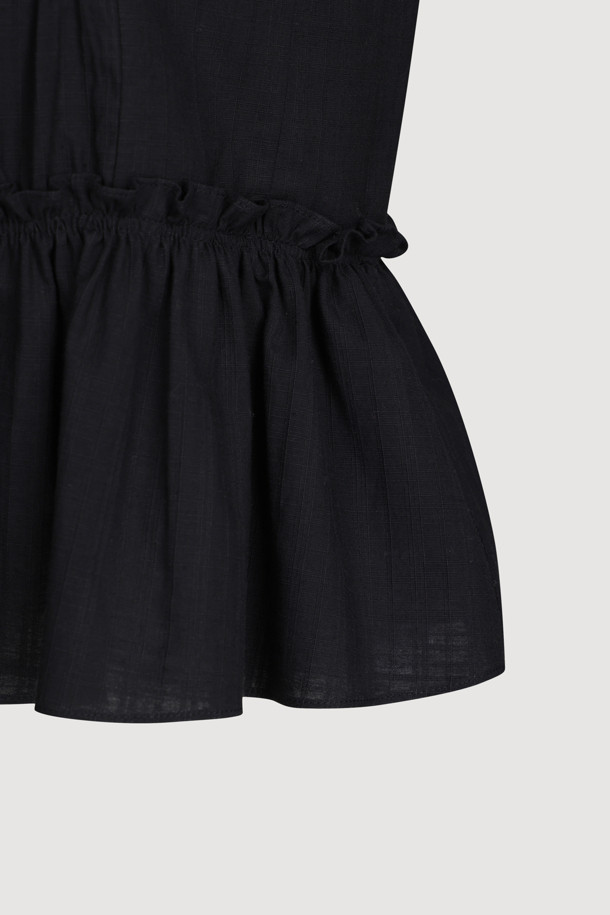 "Back Lettering Strap Shirring Top Blouse"는 다크 블랙 컬러의 여성용 블라우스입니다. 시원한 면 소재에 민소매 디자인으로 여름철 일상복으로 적합하며, A라인 핏과 루즈핏으로 편안함을 더했습니다. 스퀘어넥 라인과 셔링, 리본 디테일, 뒷면 레터링 테이프, 옆 지퍼 등의 특징이 페미닌하면서도 캐주얼한 스타일을 연출합니다.
