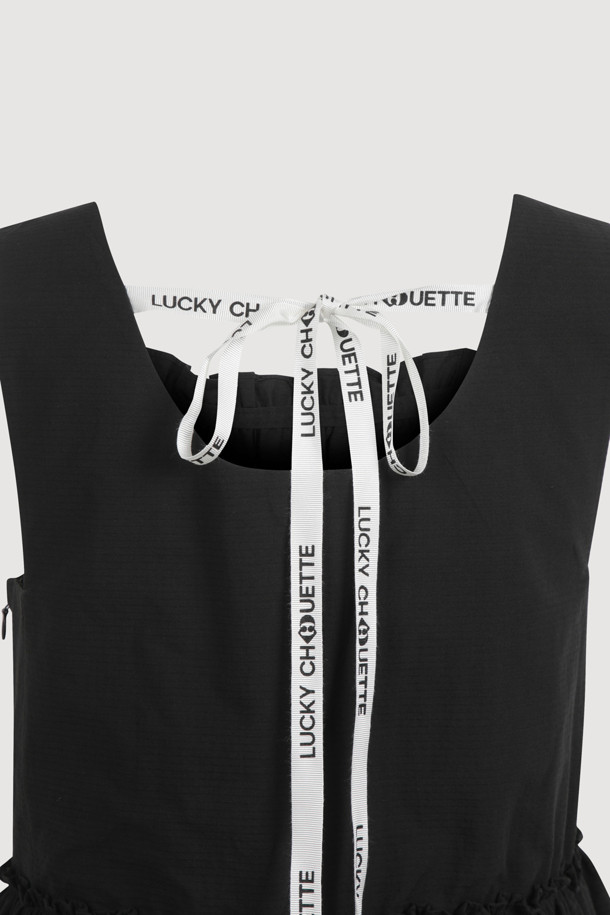 "Back Lettering Strap Shirring Top Blouse (black)"는 시원한 여름을 위한 여성용 민소매 블라우스입니다. 무지 패턴의 블랙 컬러에 스퀘어넥 디자인과 셔링 & 티어드 디테일, 미디 길이로 캐주얼한 스타일을 연출합니다. 얇은 두께감과 루즈핏으로 편안하게 착용 가능하며, A라인 치마 타입입니다.
