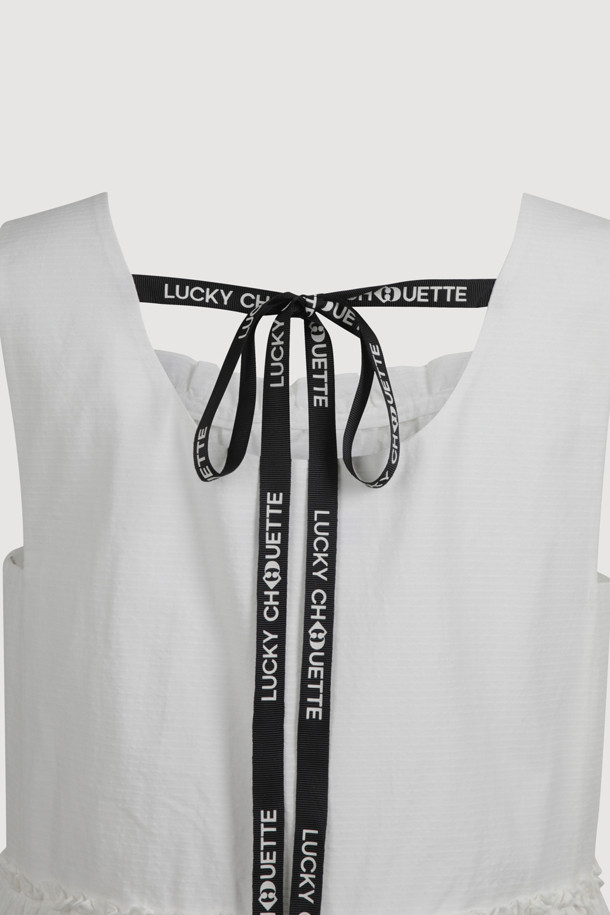 [Re-Order] Back Lettering Strap Shirring Top Blouse (white)는 여성스러운 무드의 화이트 블라우스입니다. 코튼 소재의 A라인 핏으로, 스퀘어넥과 민소매 디자인이 시원한 느낌을 주며, 뒷면 레터링 테이프와 셔링, 리본 디테일이 특징입니다. 봄, 여름 시즌에 캐주얼하거나 페미닌한 스타일로 연출하기 좋습니다.
