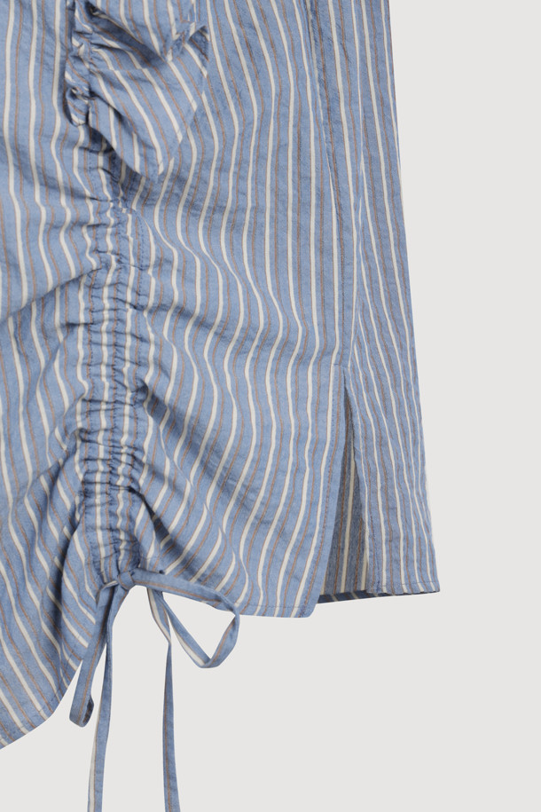 [Re-Order] 셔츠 스타일 프릴 스트라이프 블라우스 (블루)는 여성스러운 무드와 캐주얼한 스타일을 동시에 연출하는 블라우스입니다. 봄, 여름 시즌에 적합하며, 셔츠 칼라와 긴 소매, 루즈핏으로 편안하게 착용할 수 있습니다. 코튼 소재로 제작되어 부드러운 촉감을 선사하며, 프릴 디테일, 비대칭 디자인, 스트링 디테일, 바이오 워싱으로 포인트를 더했습니다. 데이트룩, 스마트 캐주얼, 미니멀 스타일을 즐겨 입는 분들께 추천합니다.
