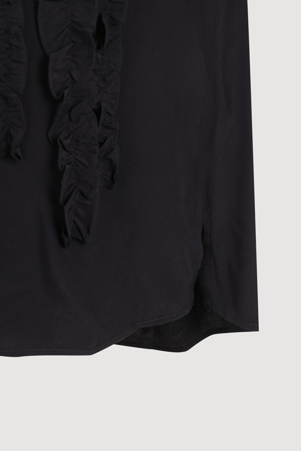 프릴 포인트 라운드 넥 블라우스 (블랙)는 여성스러운 무드를 연출하는 상의입니다. 부드럽게 찰랑거리는 레이온 소재로 제작되어 편안한 착용감을 선사하며, 봄, 여름 시즌에 활용하기 좋습니다. 라운드 넥과 긴 소매, 루즈핏 디자인으로 편안하면서도 스타일리시하게 연출할 수 있습니다. 어깨 셔링과 프릴 포인트, 네크 끈 디테일이 더해져 유니크하면서도 클래식한 분위기를 자아냅니다. 데이트룩, 카페룩, 모임룩 등 다양한 TPO에 활용하여 로맨틱하고 미니멀한 스타일을 완성해보세요.
