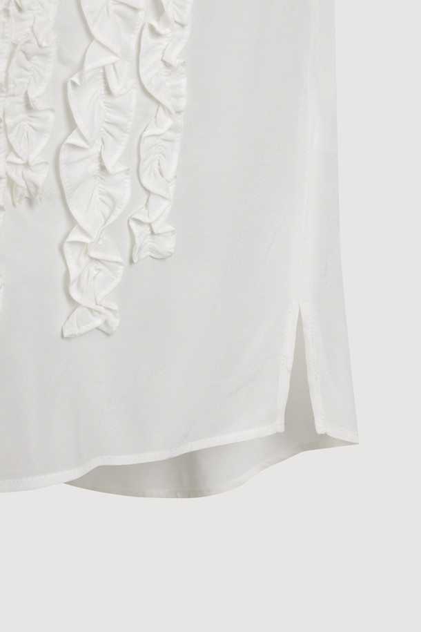 프릴 포인트 라운드 넥 블라우스 (아이보리)는 여성스러운 분위기를 연출하는 블라우스입니다. 부드러운 레이온 소재로 제작되어 편안한 착용감을 선사하며, 라운드넥 디자인과 어깨 셔링 디테일이 특징입니다. 좌우 언밸런스 프릴과 네크 끈 디테일이 더해져 유니크하면서도 클래식한 무드를 자아냅니다. 루즈핏으로 제작되어 편안하게 착용 가능하며, 데이트룩, 카페룩, 모임룩 등 다양한 TPO에 활용하기 좋습니다. 봄, 여름 시즌에 어울리는 얇은 두께감과 긴 소매 기장으로, 로맨틱, 미니멀 스타일을 즐겨 입는 분들께 추천합니다.
