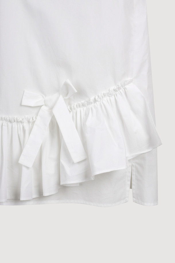 프릴 헴 셔츠 타입 블라우스 (아이보리)는 부드러운 면 소재로 제작되어 봄, 여름에 시원하게 착용할 수 있습니다. 카라넥에 루즈핏 디자인으로 클래식하면서도 캐주얼한 무드를 연출하며, 은은한 아이보리 컬러가 어떤 하의와도 잘 어울립니다. 밑단 프릴과 리본, 러플 디테일이 여성스러운 포인트를 더하고, 바이오 워싱 처리로 부드러운 촉감을 선사합니다. 데이트룩, 카페룩, 봄 소풍룩 등 다양한 TPO에 활용 가능하며, 단추 디테일로 세련됨을 더했습니다.
