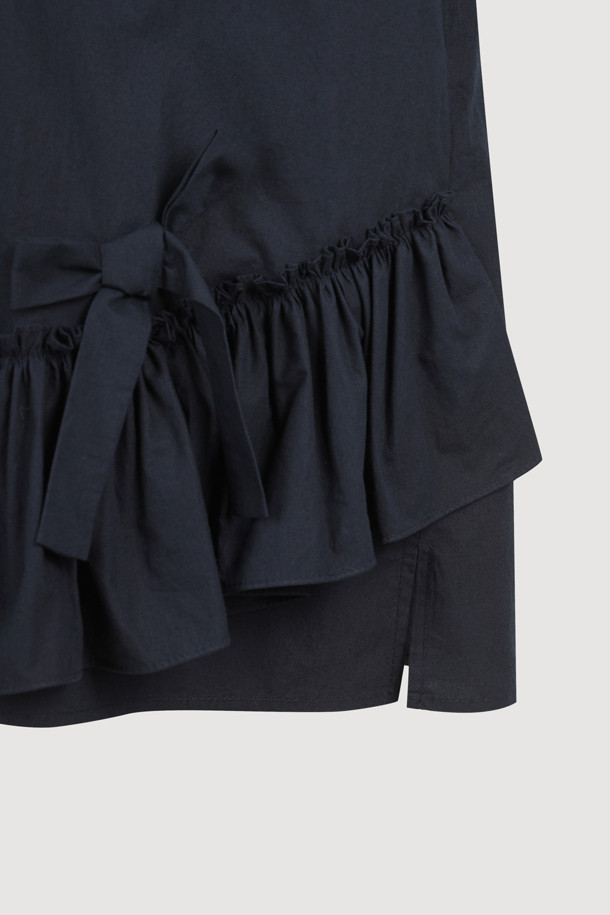 프릴 헴 셔츠 타입 블라우스 (다크 네이비)는 부드러운 코튼 소재로 제작되어 봄, 가을에 착용하기 좋은 여성 블라우스입니다. 셔츠 칼라와 루즈핏 디자인으로 클래식하면서도 캐주얼한 분위기를 연출하며, 무지 패턴에 프릴 헴라인 디테일과 리본 디테일이 여성스러운 포인트를 더합니다. 앞 중심 폴리 단추와 바이오 워싱 처리를 통해 편안한 착용감을 선사하며, 데이트룩, 카페룩, 오피스룩 등 다양한 TPO에 활용 가능합니다. 미니멀, 캐주얼 스타일을 선호하는 분들께 추천합니다. 긴 소매 기장으로 간절기 날씨에 적합하며, 다크 네이비 컬러는 세련된 느낌을 줍니다.
