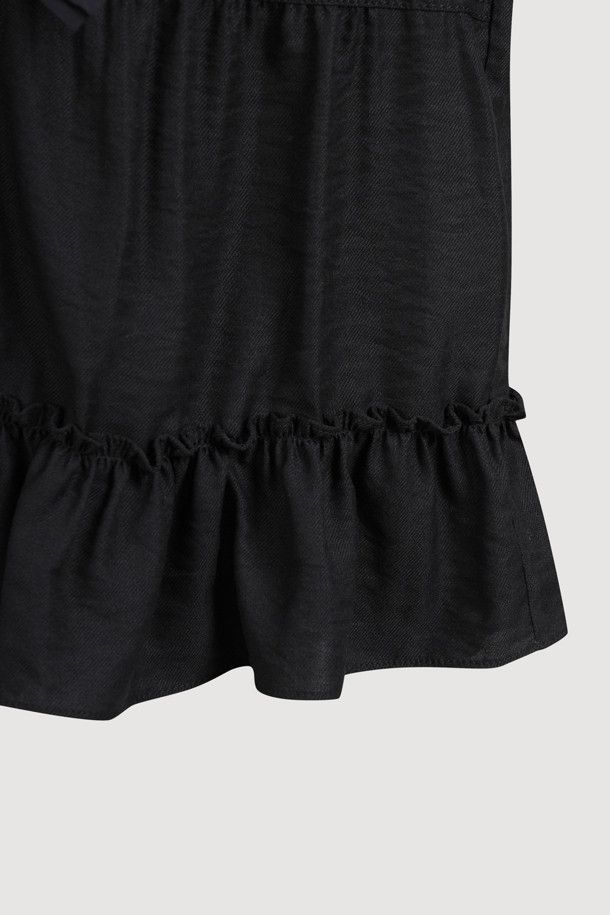 리본 포인트 칼라리스 블라우스 (블랙)는 페미닌하고 클래식한 무드를 연출하는 여성 상의입니다. 텐셀 혼방 소재로 제작되어 부드러운 촉감을 선사하며, 봄, 가을 시즌에 착용하기 좋습니다. 라운드 넥 라인과 루즈핏으로 편안한 착용감을 제공하며, 뒷넥 단추, 셔링, 밑단 프릴 등의 디테일이 돋보입니다. 데이트룩, 오피스룩, 모임룩 등 다양한 TPO에 활용할 수 있으며, 클래식, 미니멀, 로맨틱 스타일을 즐기는 분들께 추천합니다. (*마찰이나 습기에 의한 이염에 주의*)
