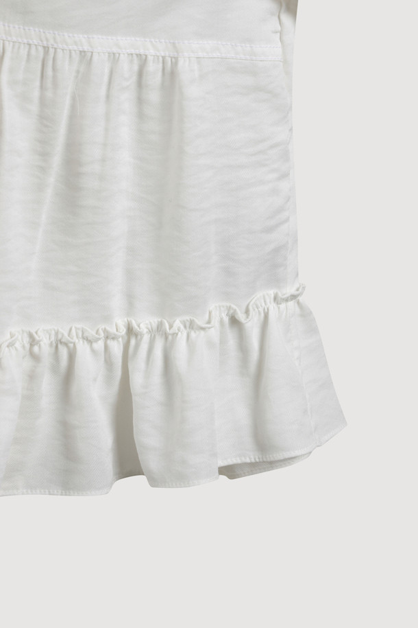 리본 포인트 칼라리스 블라우스 (아이보리)는 부드러운 텐셀 혼방 소재로 제작되어 은은한 광택과 고급스러운 분위기를 자아냅니다. 라운드 넥 디자인에 셔링 디테일과 밑단 프릴, 리본 포인트로 페미닌한 무드를 더했으며, 뒷넥 단추 여밈으로 간편하게 착용할 수 있습니다. 여유로운 루즈핏 실루엣으로 편안하면서도 스타일리시하게 연출 가능하며, 데이트룩, 카페룩, 모임룩 등 다양한 TPO에 활용하기 좋습니다. 클래식, 미니멀, 로맨틱 스타일을 즐겨 입는 여성분들께 추천하는 아이보리 컬러의 긴소매 블라우스입니다.
